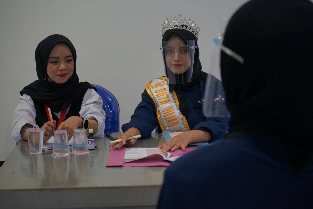 Sesi wawancara tertutup peserta Duta hijab di kantor Jawa Pos Radar Malang  (ist)