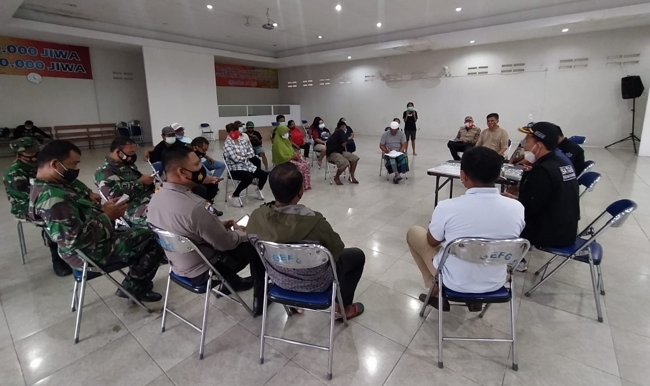 Pertemuan antara pihak Yayasan Pendidikan Kemuliaan Allah (Ekklesia) dengan warga didampingi petugas dan dari Dinas Pendidikan Kota Malang dan Camat Sukun. (Errica Vannie/Radar Malang)