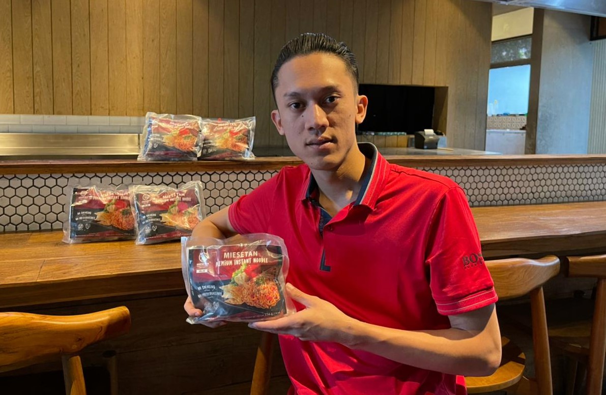 Dio Satya menunjukkan salah satu produk inovasinya, mie setan dalam bentuk frozen. (Roisa/Radar Malang)
