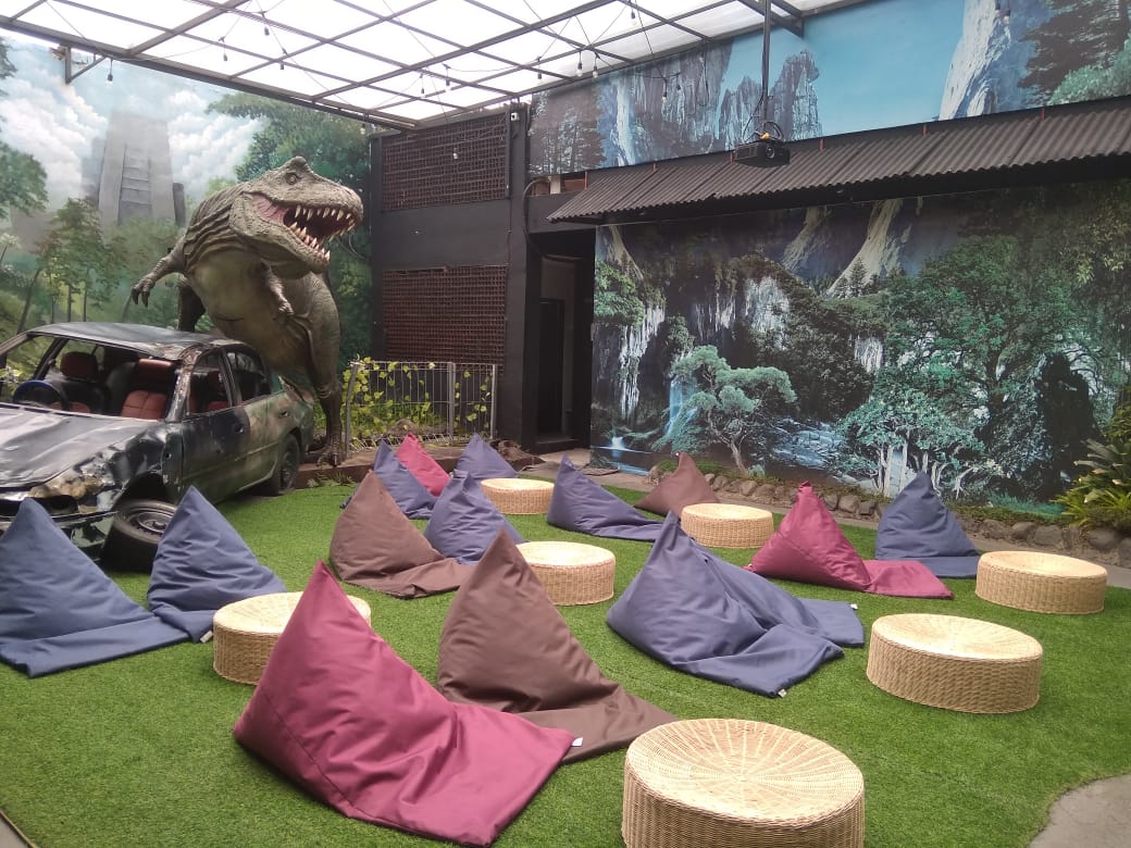 Bioskop mini di mie T-Rex (Roisyatul Mufidah / Radar Malang)