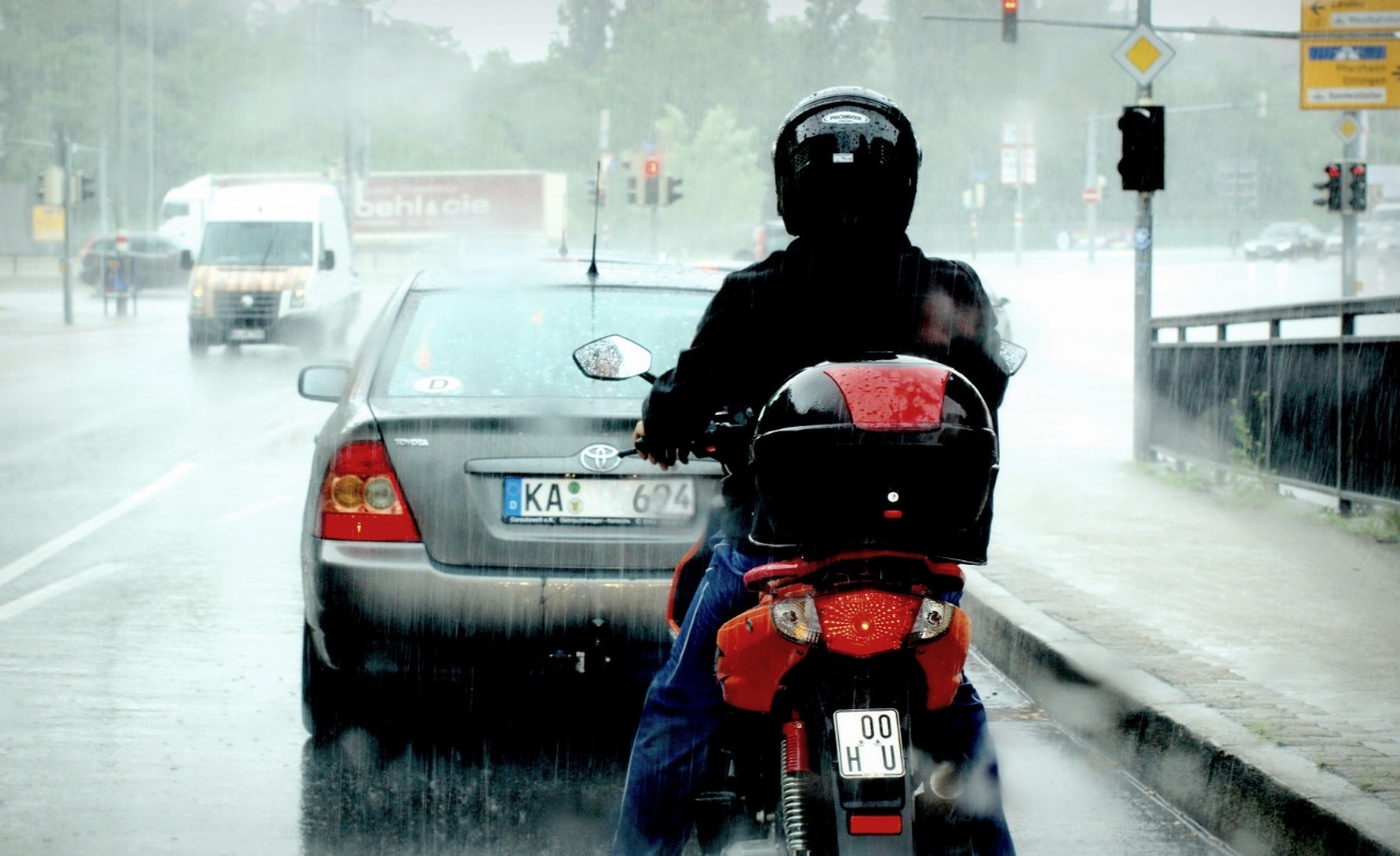 Sepeda motor yang sering digunakan di musim hujan lebih cepat rusak jika tak diiringi perawatan. (source: unsplash)