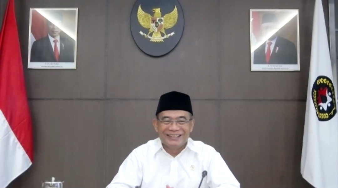 Menko PMK Prof Dr Muhajir Effendy MAP saat webinar memperingati hari Pers Nasional bersama tiga Kepala Daerah Malang Raya. (Imam N/Radar Malang)
