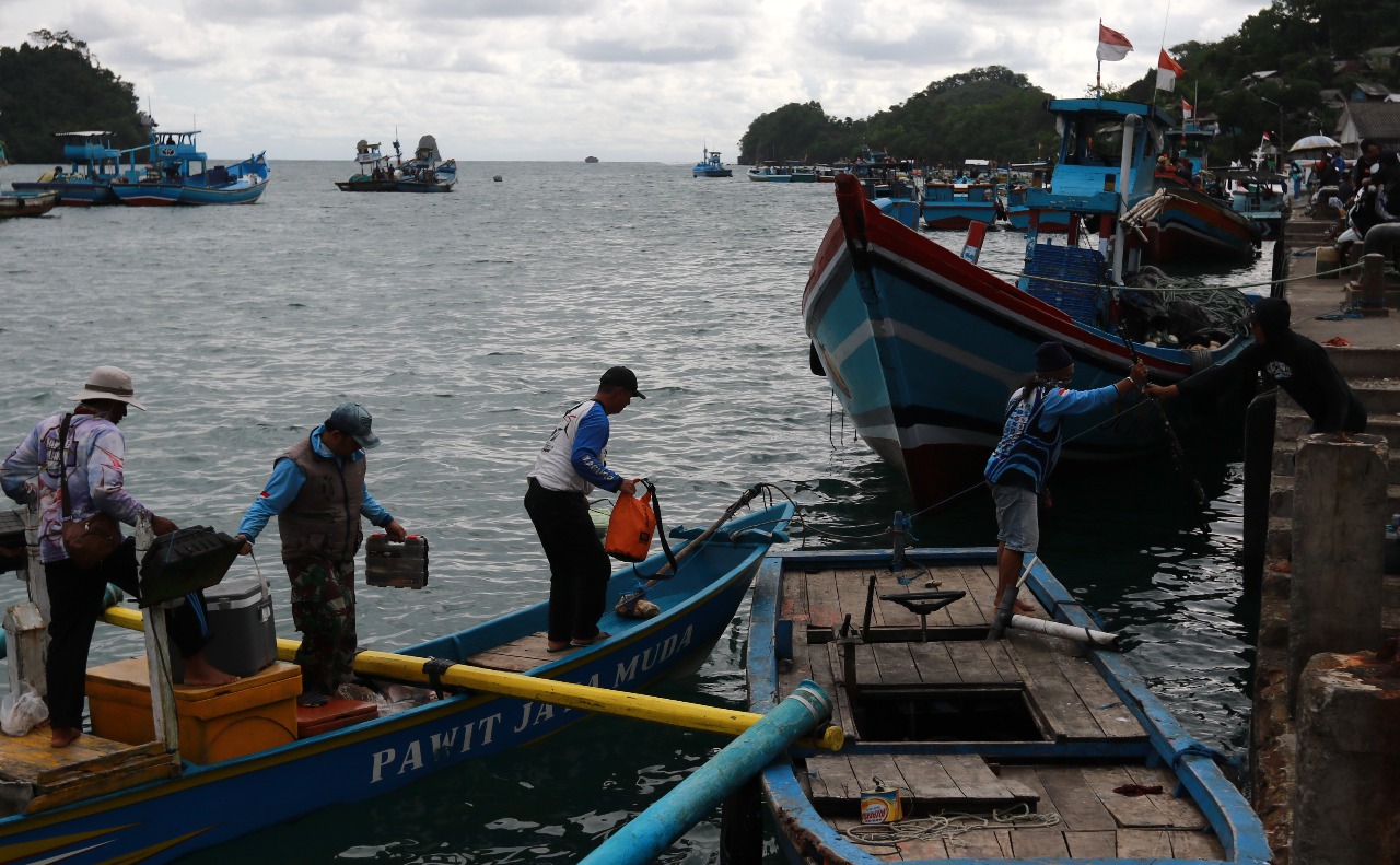 Aktivitas nelayan di kawasan pantai Sendangbiru, Malang selatan. (Rubianto/Radar Malang)