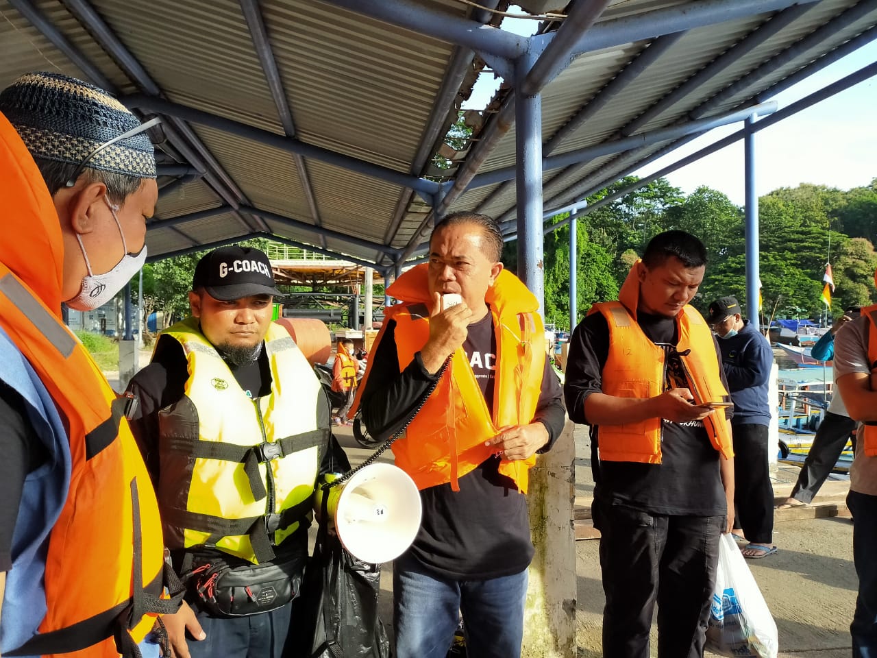 Coach Fahmi memberikan Pengarahan pada Peserta G Fishing di Pantai Sendang Biru Malang, Rabu (17/2).(ist)
