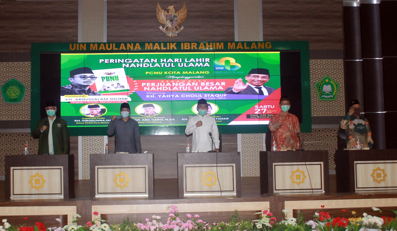 Suasana bedah buku karya KH Yahya Cholil Stakuf di Universitas Islam Negeri Maulana Malik Ibrahim (UIN Maliki) Malang kemarin (27/2). (Laoh Mahfud/Radar Malang)