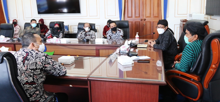 Suasana audiensi antara pengurus IMA yang dipimpin Presiden Chapter Malang Kurniawan Muhammad (kiri) dengan Wali Kota Malang Sutiaji (dua dari kanan) kemarin.(18/2). (Daromono/Radar Malang)