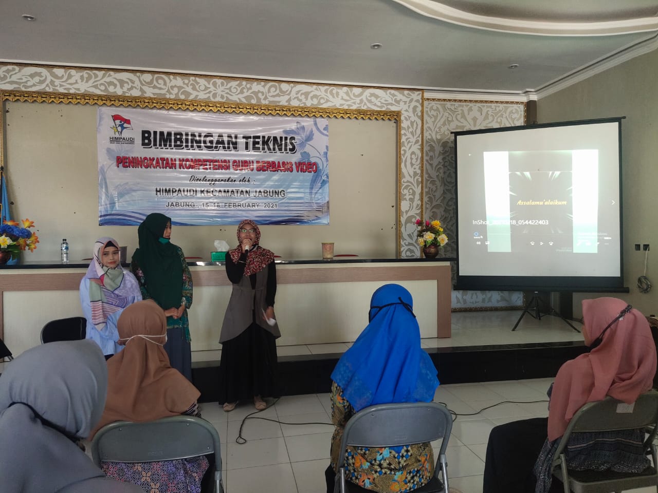 Kegiatan bimtek pembelajaran berbasis video yang diikuti guru PAUD dan TK di Kecamatan Jabung. (TPP PKK Jabung for Radar Malang)