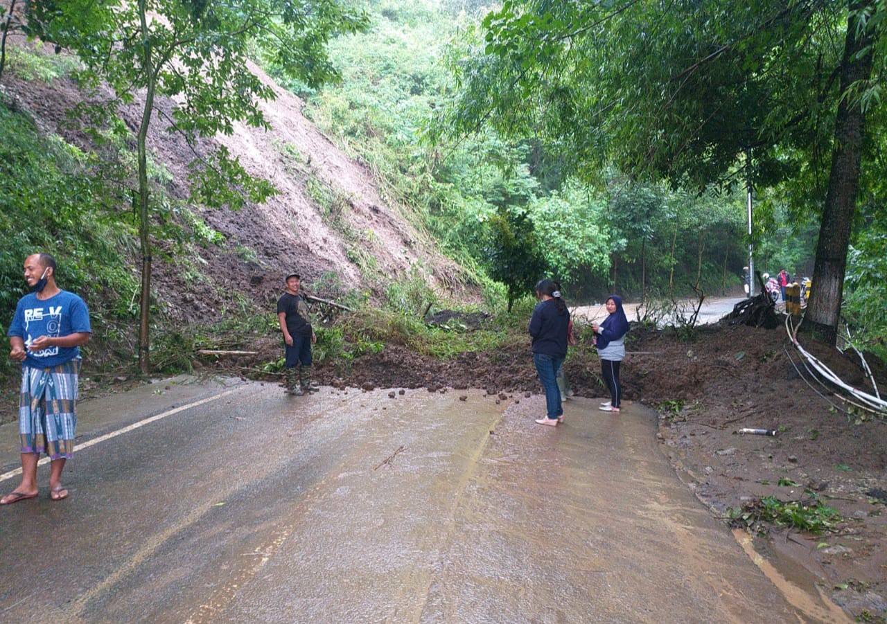 Warga melihat material longsor susulan yang menutupi jalan di kawasan Payung II. (BPBD Kota Batu for Radar Malang)