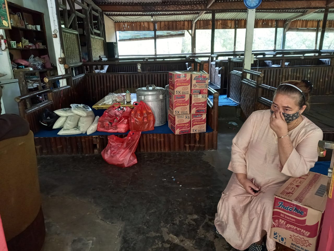 Pedagang di Payung I Kota Batu menunggu kendaraan evakuasi untuk mengangkut barang. BPBD meminta pedagang mengungsi karena ada risiko tanah longsor pada tanah ambles di Jalan Brigjen Manan Kota Batu (Imam N / Radar Malang)