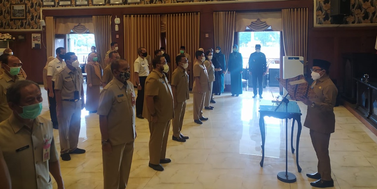 Wali Kota Malang Sutiaji saat melantik 31 pejabat di ruang sidang Balai Kota Malang hari ini (8/2). (errica Vannie/Radar Malang)