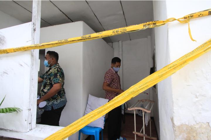 :Polisi memasang police line di lokasi penemuan mayat pria dalam hotel. (Laoh Mahfud / Radar Malang)