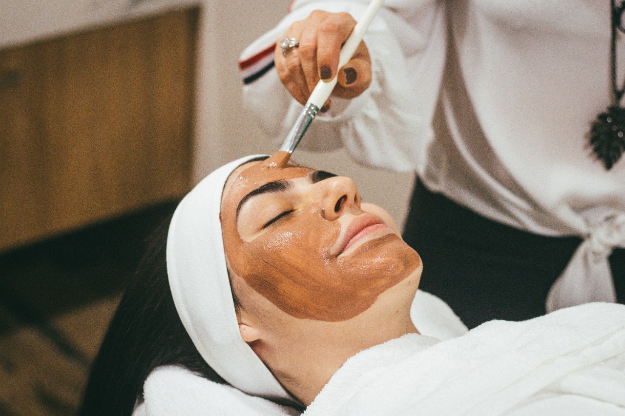 Penggunaan produk skincare yang tepat akan membuat kulit kembali segar dan sehat. (source: unsplash.com)