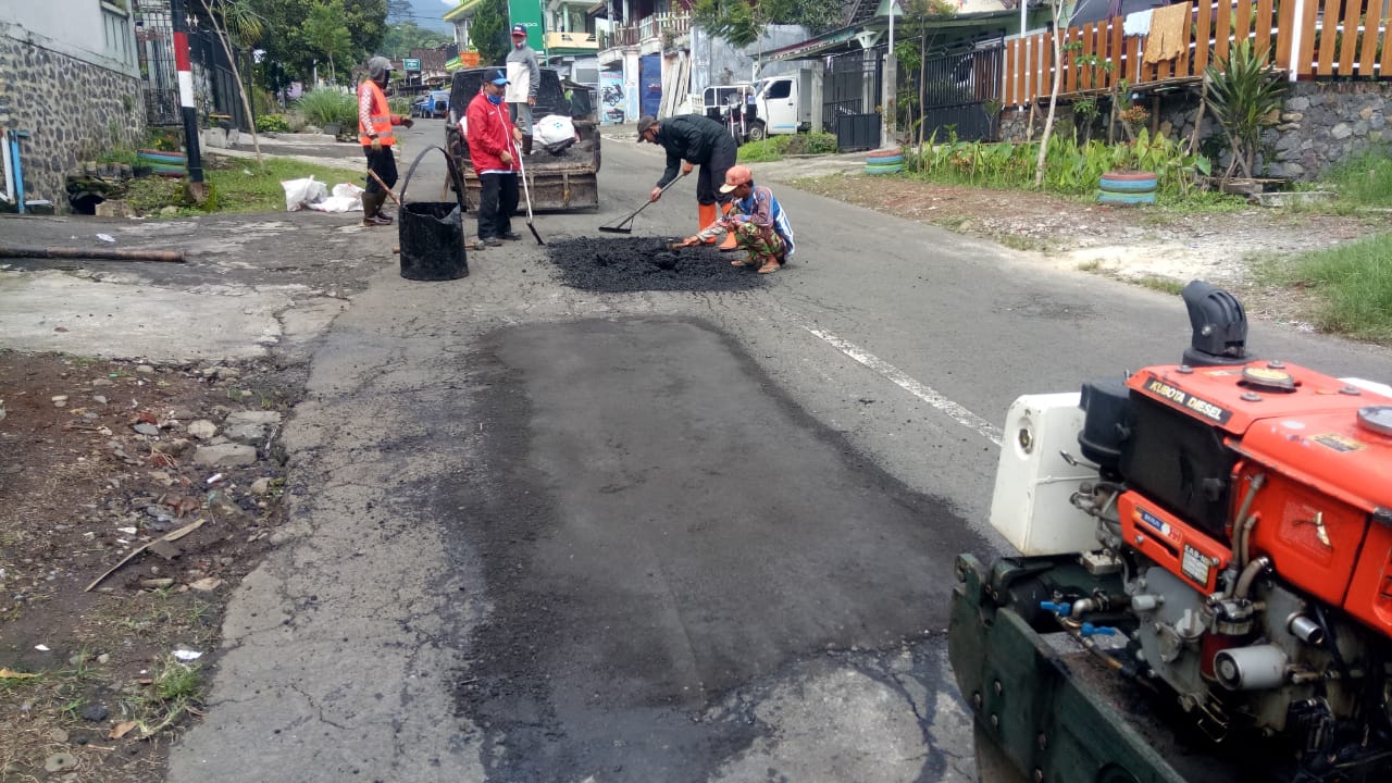 Perbaikan jalan yang dilakukan tim Dinas PUPR Kota Batu bidang bina marga. (Dinas PUPR Kota Batu for Radar Malang)