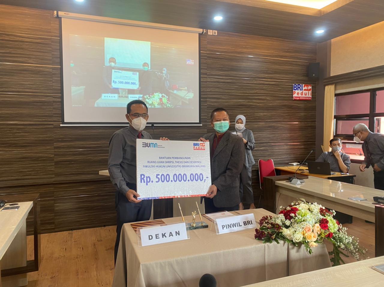 Pemimpin BRI Kanwil Malang, Prasetya Sayekti (kanan) menyerahkan CSR secara simbolis kepada  Dekan Universitas Brawijaya, Dr Muchamad Ali Safa