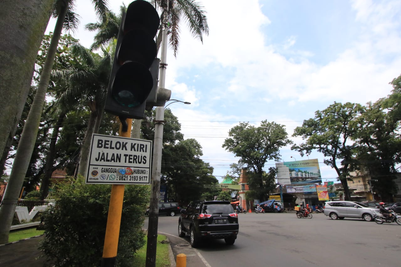 Dishub Kota Malang mencabut aturan belok kiri jalan terus dan menggantinya dengan rambu  belok kiri ikuti isyarat lampu (Errica V / Radar Malang)