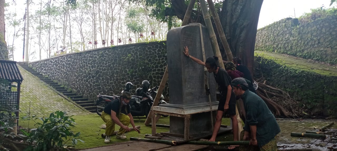 Replika Prasasti Sangguran di Punden Mbah Tarmina, Desa Mojorejo, Junrejo, Kota Batu. (Nugraha/Radar Malang)