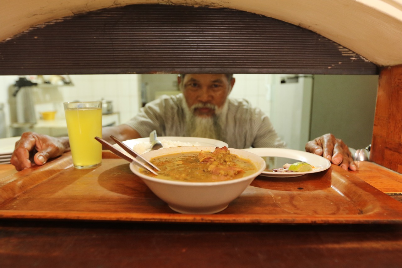 Menu komplet sate dan gulai kacang hijau Warung Hasan, Embong Arab, Kota Malang. (Darmono/Radar Malang)