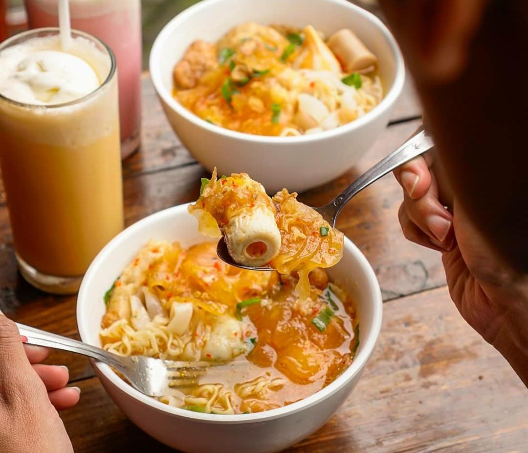 Seblak Malabar dengan pilihan aneka topping. (foto istimewa)