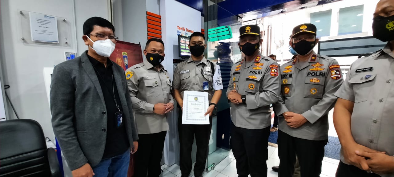 Petugas keamanan Bank BRI dapat penghargaan untuk penegakan protokol kesehatan (ist)