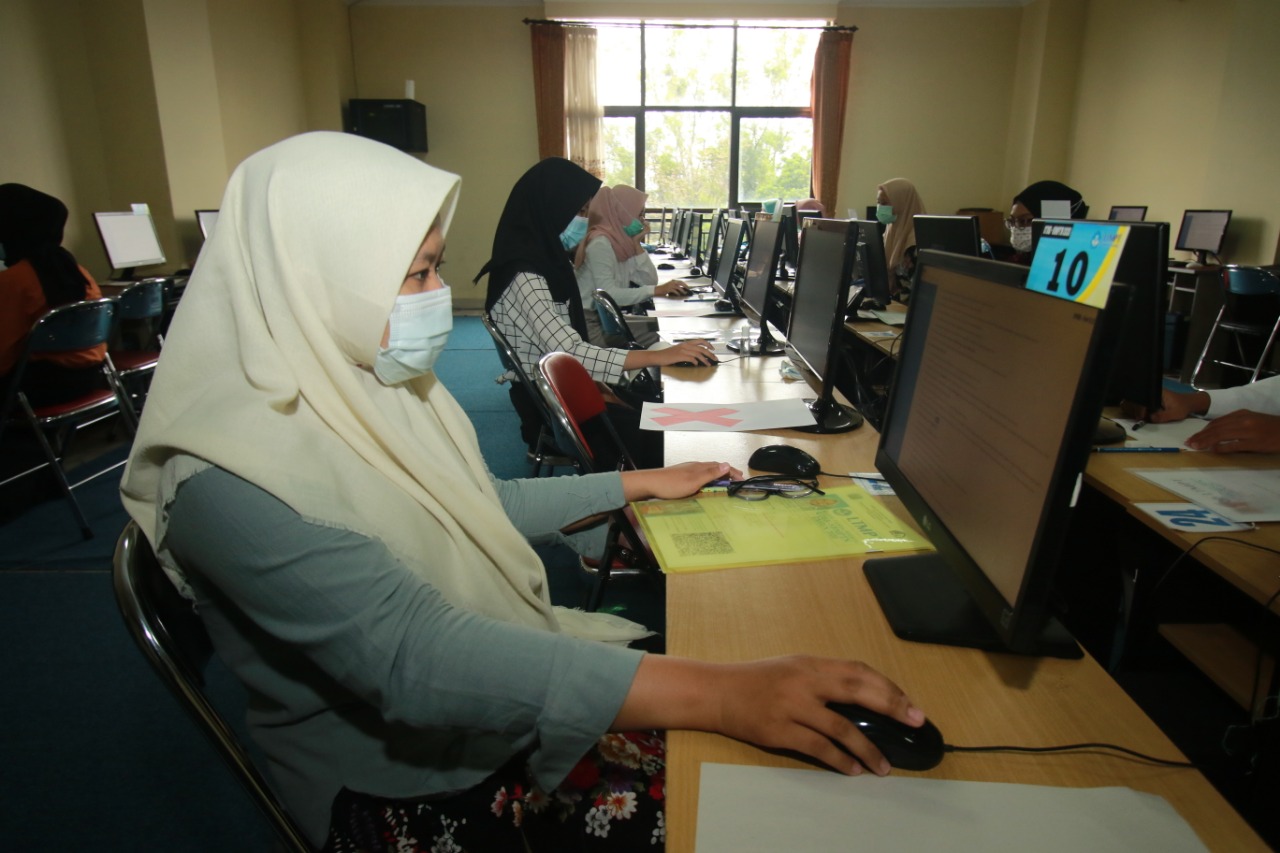 Calon mahasiswa saat mengikuti SNMPTN di Universitas Negeri Malang tahun lalu. (Dok Radar Malang)