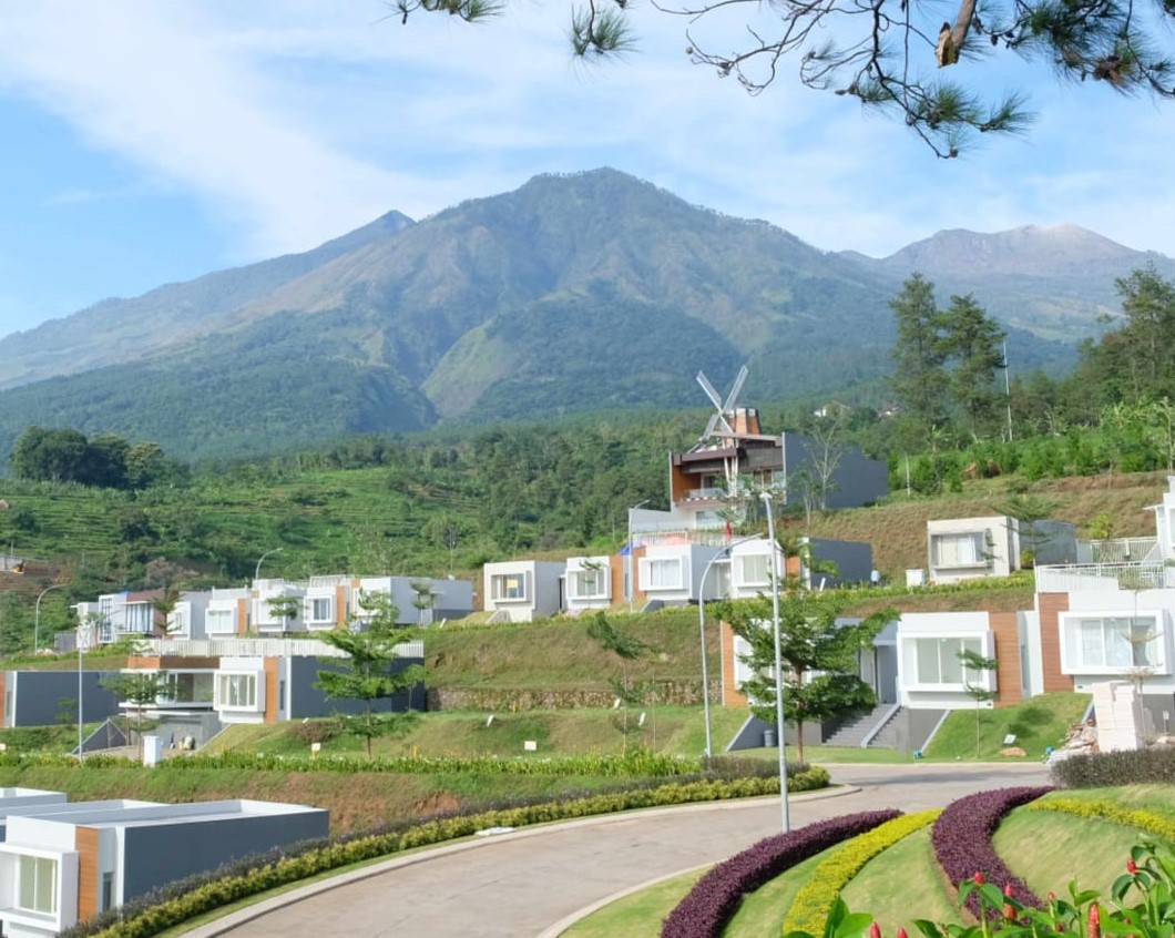Hunian berkonsep villa di lingkungan sejuk kawasan Pandaan, Pasuruan, Jawa Timur dengan latar Gunung Arjuno. (foto istimewa)