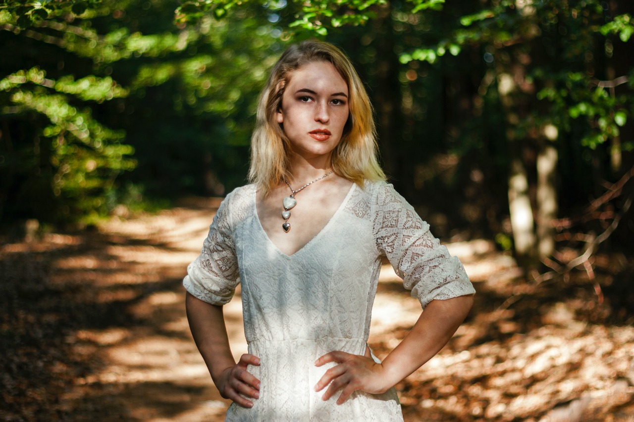 Kerah baju membentuk huruf V akan membuat penampilan terlihat lebih tinggi. (source: unsplash.com)