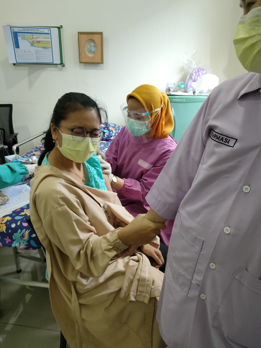 Ilustrasi pemberian vaksin Covid-19 kepada tenaga kesehatan di Malang.(ist)
