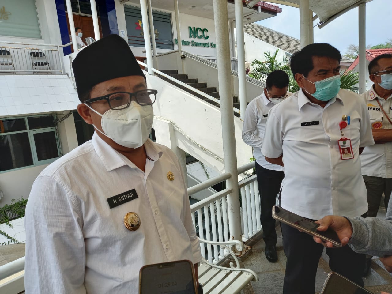 Wali Kota Sutiaji saat membahas dentuman misterius di Malang yang sampai sekarang belum ditemukan sumbernya (Imam N / Radar Malang)
