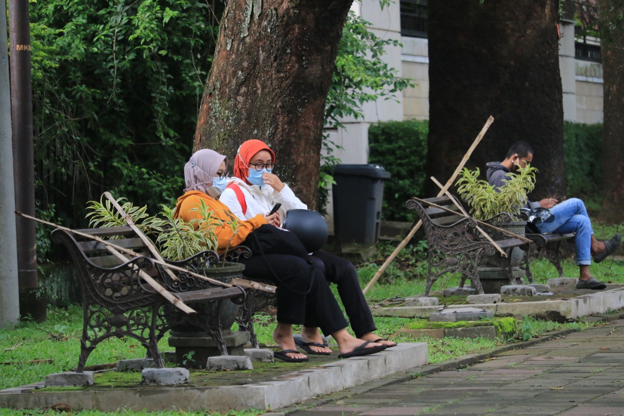 Warga nekat duduk di bangku taman Jalan Ijen meski sudah ada larangan. (Laoh Mahfud/Radar Malang)