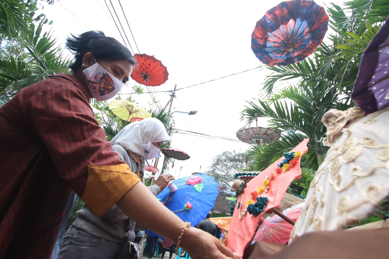 Pasar Payung Kota Malang, selain berbelanja, pengunjung juga bisa belajar membuat payung kertas (Laoh Mahfud / Radar Malang)