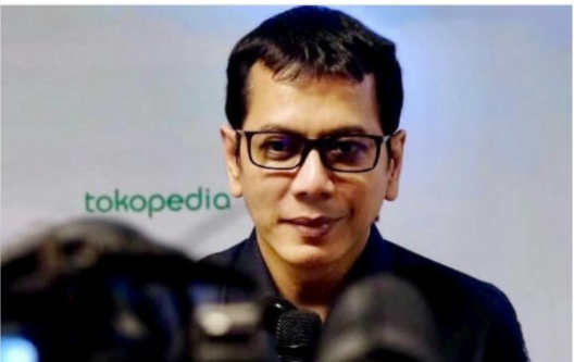 Wishnutama dengan latar belakang tulisan Tokopedia ( Instagram @wishnutama)