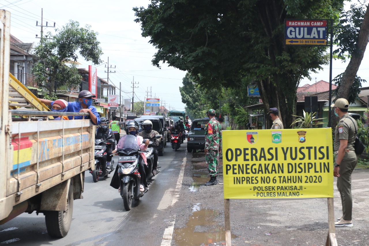 Petugas gabungan Kabupaten Malang saat melakukan operasi yustisi beberapa waktu lalu. (dok JPRM)