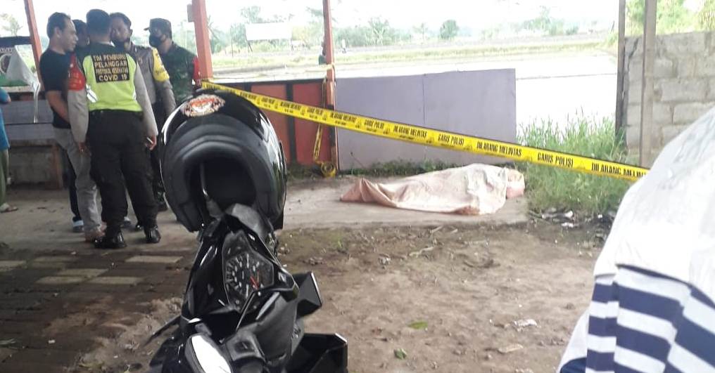 Petugas saat akan mengevakuasi jenazah korban di bangunan bekas rumah makan di Jalan Raya Karangpandan, Pakisaji sore tadi (23/3). (ist)
