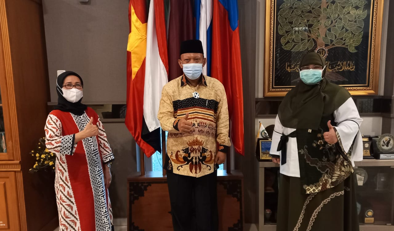Rektor Unisma Prof Dr H Maskuri MSi didampingi Wakil Rektor IV Dr Ir Hj Istirochah Pujiwati MP (kiri) dan Dekan FK dr Rahma Triliana Mkes PhD (kanan) di sela-sela vaksinasi di RSI Unisma. (Humas Unisma for Radar Malang)