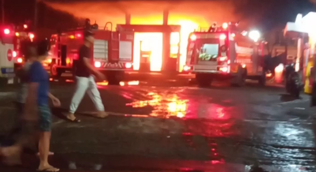 Petugas saat melakukan upaya pemadaman api di SPBU Buring yang terbakar malam ini (ist)
