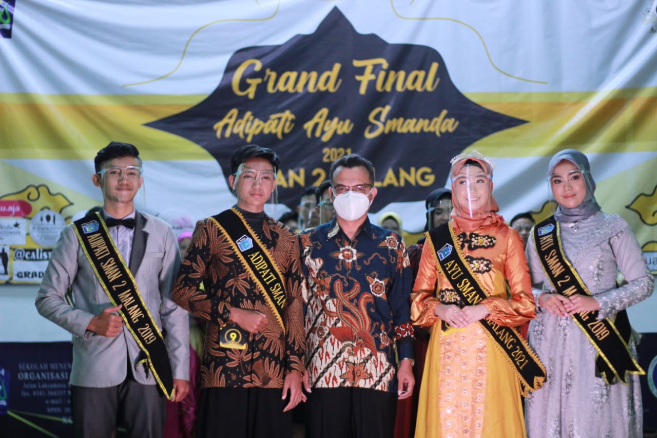 Kepala SMA Negeri 2 Malang Drs Hariyanto MPd (tengah) bersama pemenang Adipati Ayu 2021. (Smada for Radar Malang)