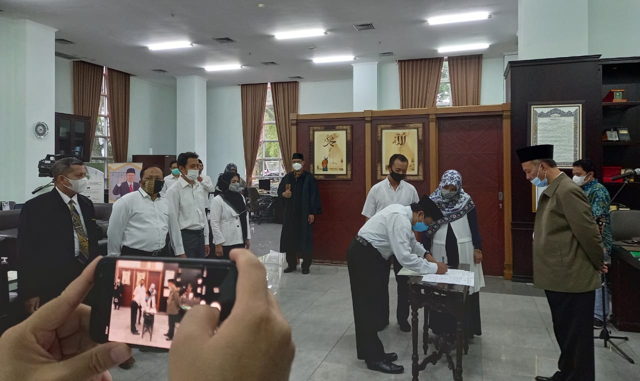 Rektor UIN Maliki Malang Prof Dr Abd Haris M Ag (kanan) saat memimpin prosesi pelantikan dan pengambilan sumpah jabatan Kaprodi dan Sekprodi S3 HKI, Ekonomi Islam, dan Pendidikan Profesi Guru di Gedung Rektorat UIN Maliki Malang, Selasa (9/3). (Imam N/Rad