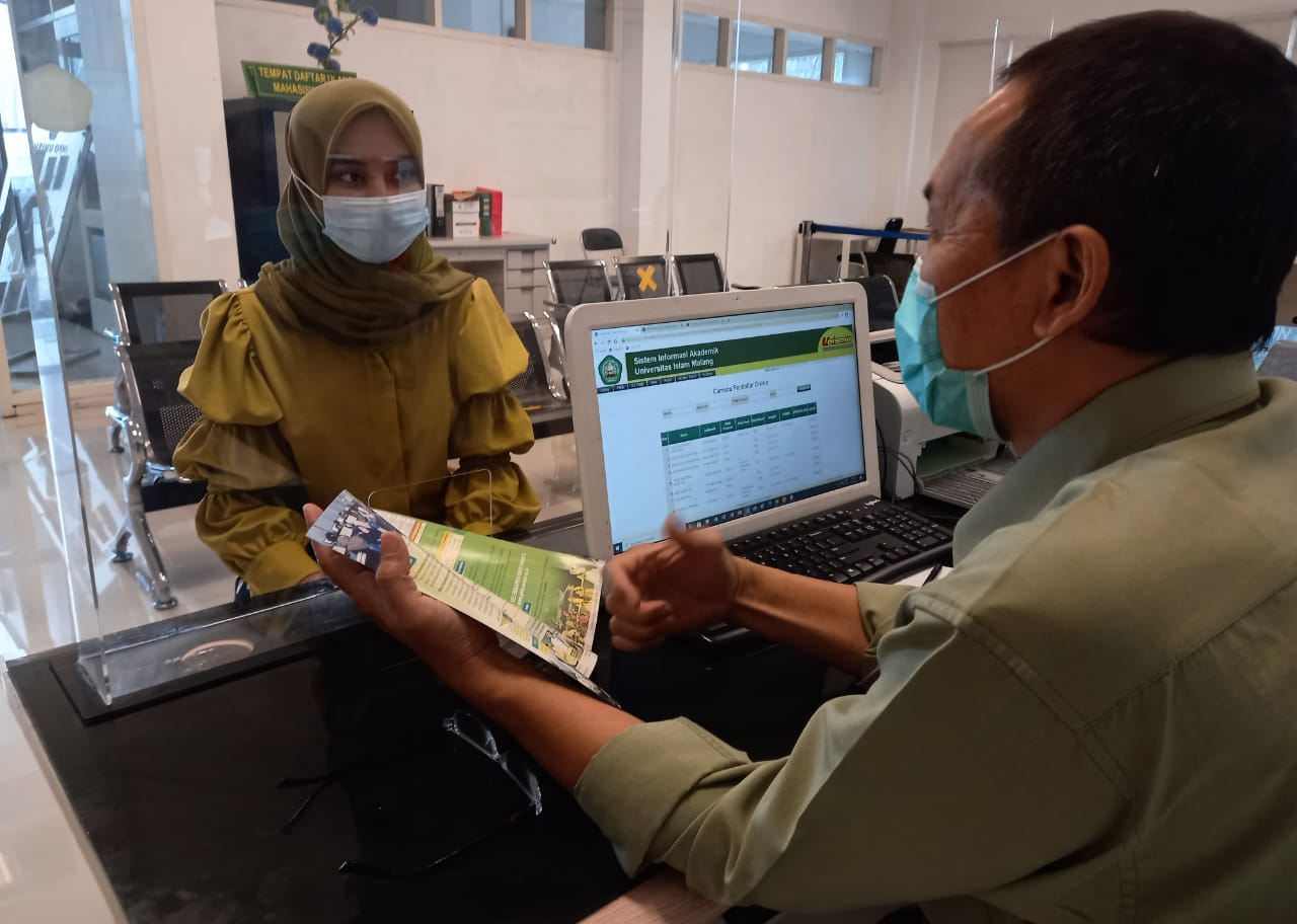 Ilustrasi petugas sedang memberi penjelasan camaba yang meminta informasi seputar pendaftaran masuk Unisma. (Imam N/Radar Malang)