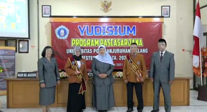 Direktur Pascasarjana Unikama Dr Endah Andayani MM (tengah) bersama perwakilan mahasiswa pascarasrjana peserta yudisium. (Roisyatul Mufidah/Radar Malang)