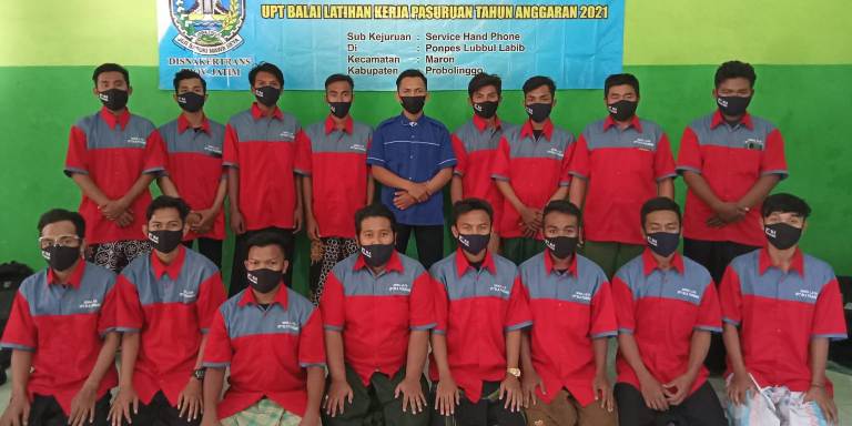 Edo Serli Andika, mahasiswa Unikama yang menjadi asisten instruktur di BLK Pasuruan bersama para siswa. (ist)