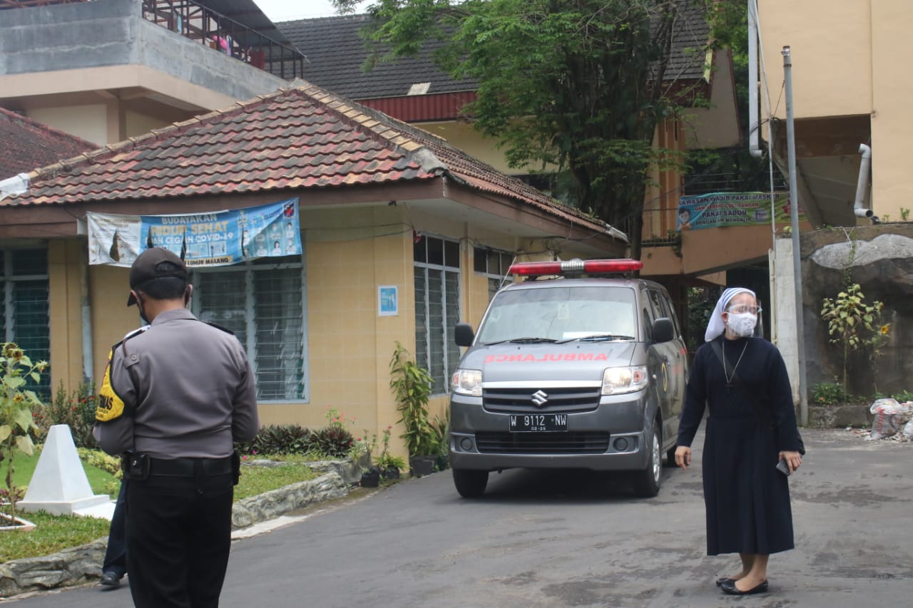 Petugas dan mobil ambulans yang membawa penghuni panti asuhan Bhakti Luhur untuk dirawat  di RS rujukan. (Laoh Mahfud/Radar Malang)
