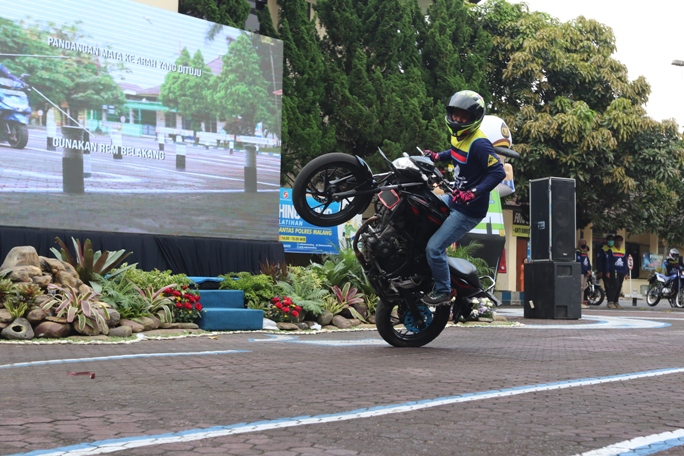 Atraksi sepeda motor saat peluncuran program SIM Persisi Polres Malang.  (Darmono/Radar Malang)