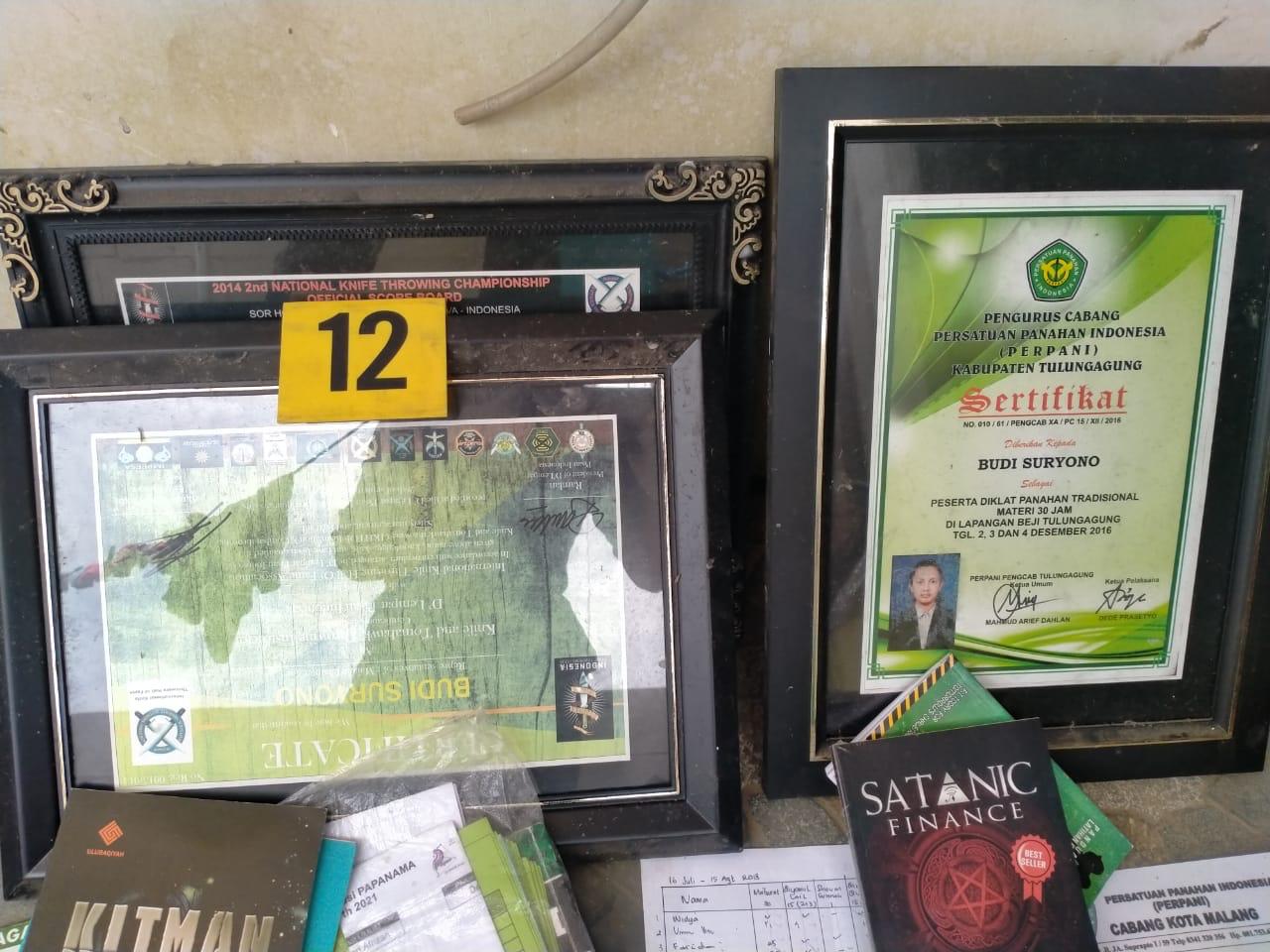 Piagam, dokumen dan buku yang diamankan dari rumah BS, terduga teroris yang ditangkap di Pakis, Kabupaten Malang. (ist)