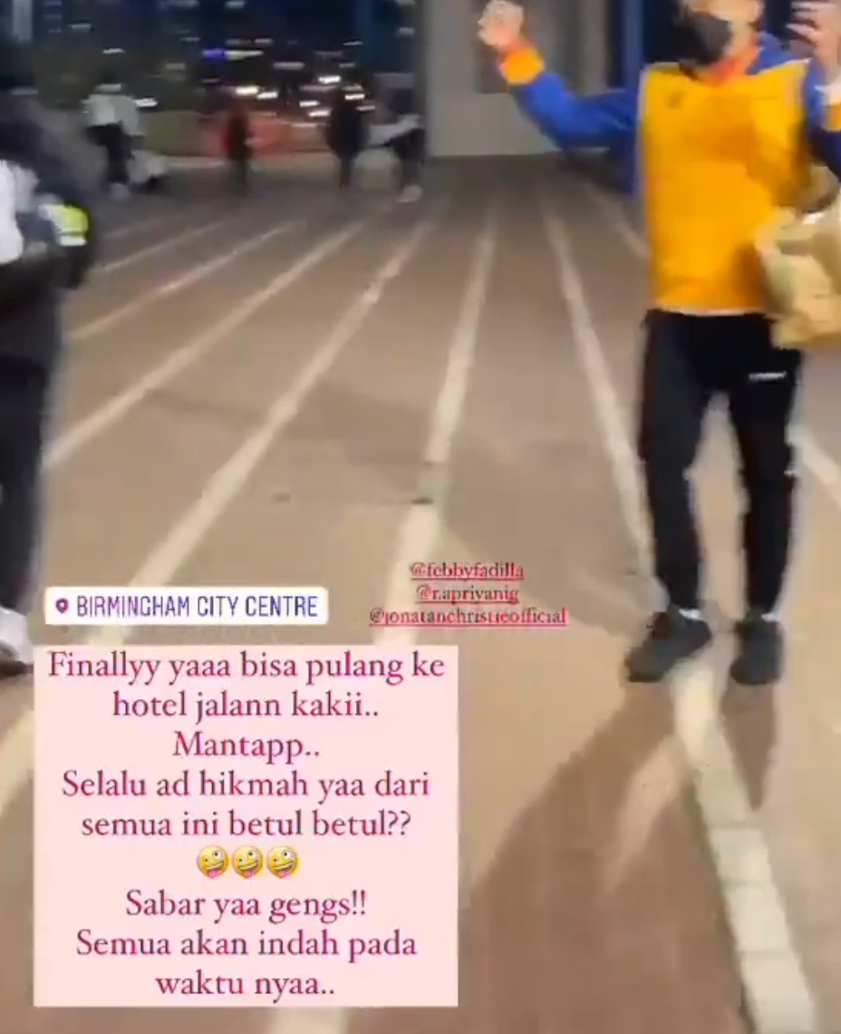 Video seorang atlet Indonesia yang beredar di twitter berjalan kaki menuju hotel (Screenshot Twitter).