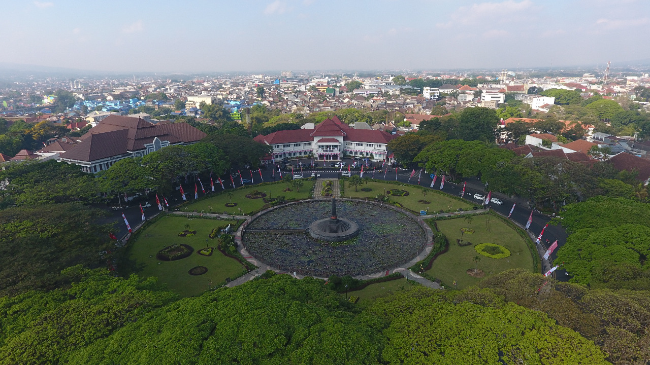 Dinas Lingkungan Hidup (DLH) Kota Malang memastikan bakal melakukan pengawasan ekstra untuk menjaga keaslian Alun-Alun Tugu atau Alun-Alun Bunder. Darmono / Radar Malang