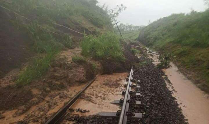 Kondisi jalur rel Malang-Blitar yang tertimbun longsor setelah hujan deras kemarin. (Daops 8 for Radar Malang)