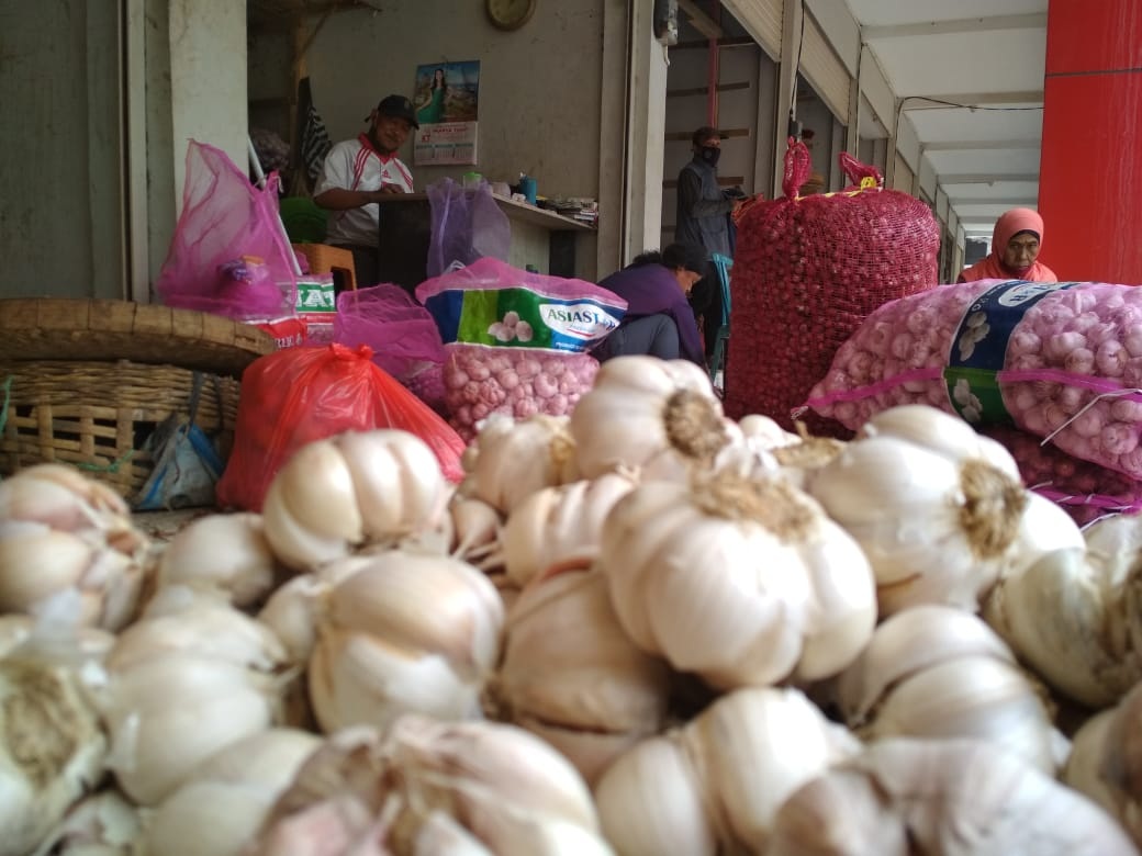 Bawang Putih impor masih menjadi komoditas yang paling dicari dibandingkan bawang lokal di Pasar Kota Batu. (Wildan Agta Affirdausy/Radar Malang)