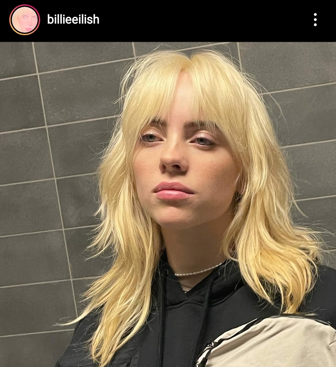 Billie Eilish dengan tampilan rambut pirangnya yang baru (Screenshot Instagram/ist).
