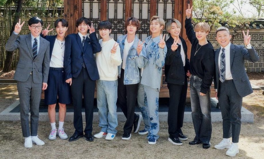 Seluruh member BTS berpose bersama kedua pembawa acara You Quiz On The Block (Instagram/ist)