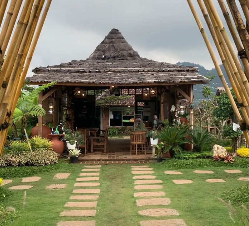 Djoeragan Cafe menawarkan tempat nongkrong dengan nuansa pedesaan. (Alhamdani Vian / Radar Malang)